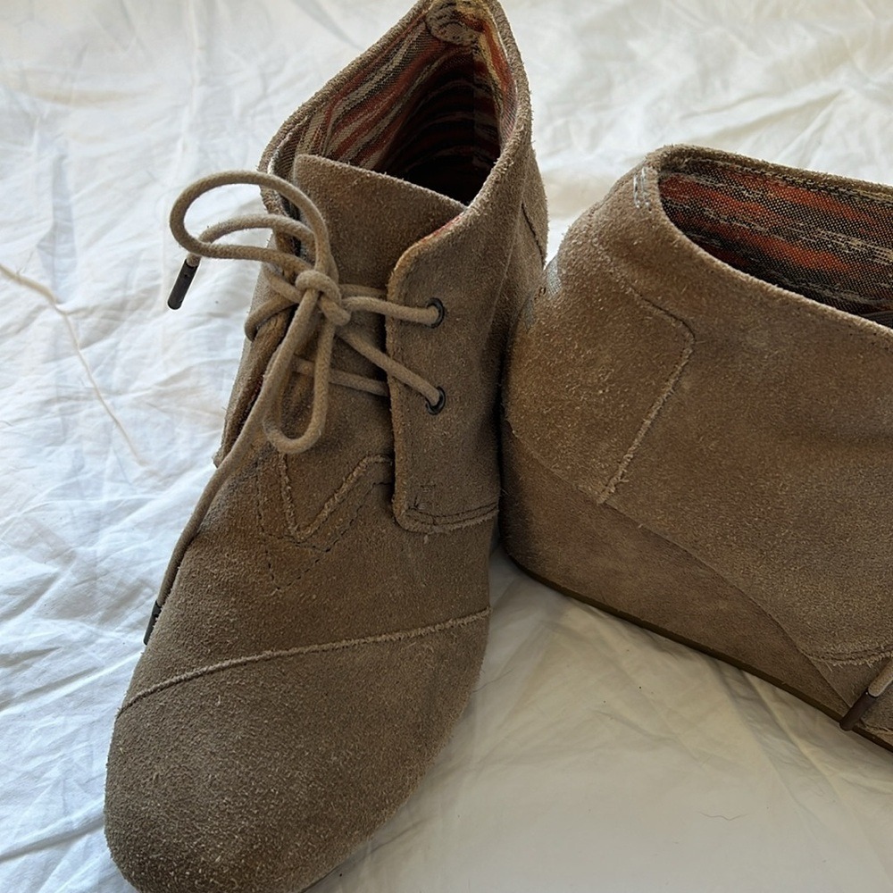 Tom's Kala Desert Wedge Shoes in Taupe Suede Tan Wedges Lace Up‎ Shoes Womens 9 - Picture 10 of 16